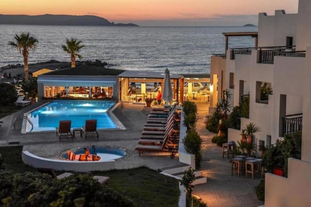 ULTIMELE LOCURI INSULA CRETA 4*** YRIA BEACH HOTEL ZBOR CHARTER DIN OTOPENI CU TAXE INCLUSE