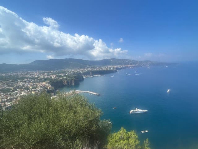 26.10 Zbor din Bucuresti, Italia Coasta Amalfi 779 euro / persoana/ sejur / 7 nopti cu mic dejun taxe aeroport incluse