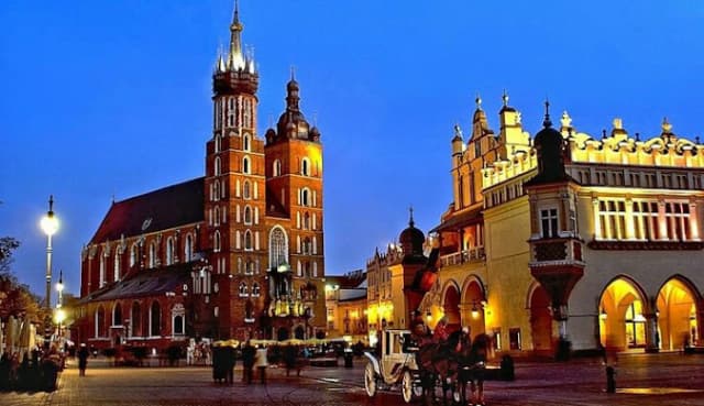 ULTIMELE LOCURI POLONIA, AVION DIN BUCURESTI, LA HOTEL DE 3*, LA TARIFUL DE 598 EURO/PERSOANA, DEMIPENSIUNE!