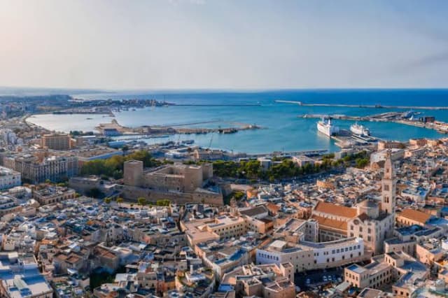 BARI - 7 nopti cazare + bilet avion Bucuresti + taxe aeroport + transfer = 699 euro/pers