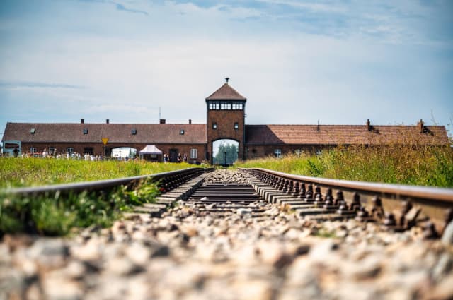 🏙️✈️ City Break în Cracovia din București + Auschwitz-Birkenau (AM)