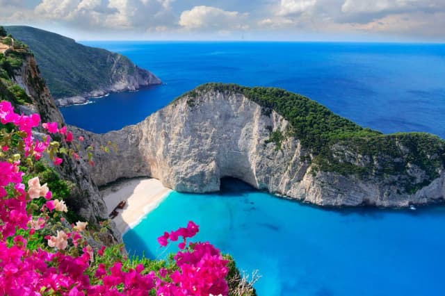 Vara continua in Zakynthos!!!Sejur de 7 nopti la 735 euro,avion din Bucuresti! WHITE OLIVE ELITE LAGANAS