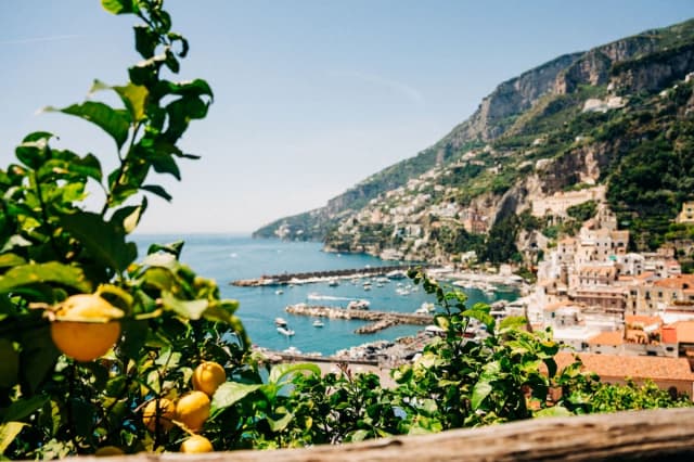 Sejur la plaja pe Coasta Amalfi la doar 888 euro,avion din Bucuresti!Scapolatiello 4*