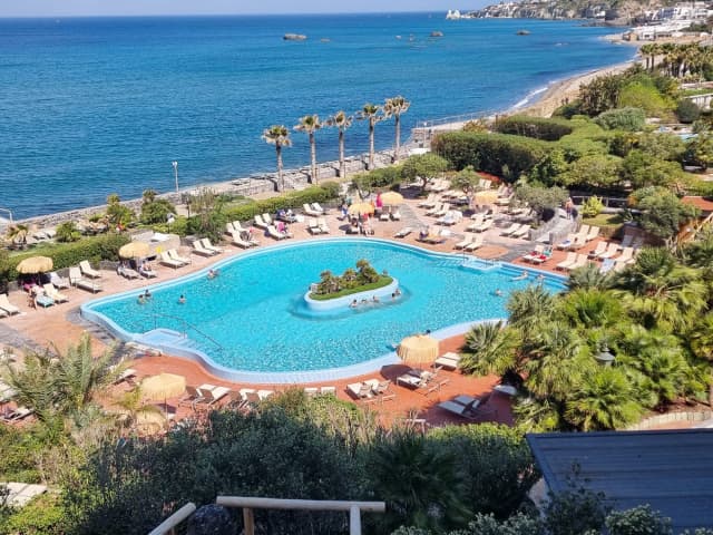 LAST MINUTE ITALIA INSULA ISCHIA, 7 NOPTI CAZARE CU MIC-DEJUN, AVION DIN BRASOV