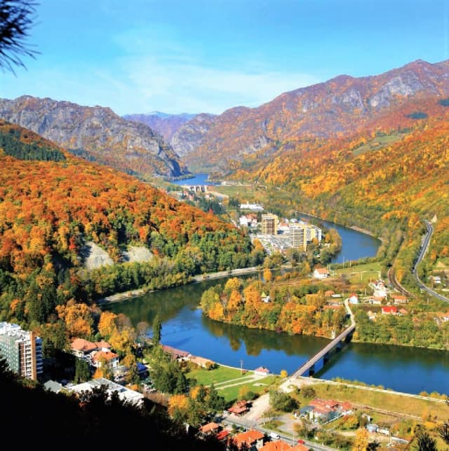 LAST MINUTE CALIMANESTI CACIULATA COMPLEX BALNEAR CACIULATA 3*, 3 NOPTI CAZARE CU MIC-DEJUN SI FISA CONT, ACCES AQUA PARK