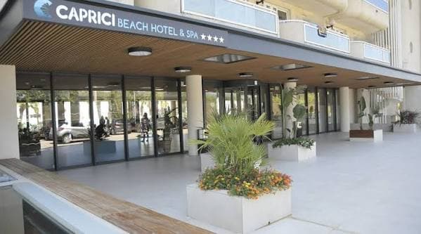 DEAL COSTA BRAVA HOTEL CAPRICI BEACH SPA 4* MIC DEJUN PRET 576 EURO