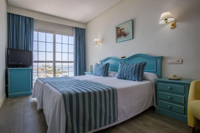 DEAL COSTA DEL SOL VILA DE LAREDO HOTEL 3* MIC DEJUN PRET 786 EURO PLECARE IN 17.10.2026