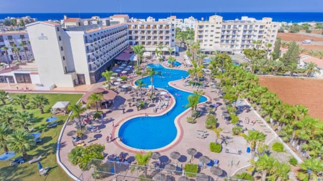 CIPRU, AVION DIN BUCURESTI, LA HOTEL TSOKKOS PARADISE VILLAGE 4*, LA TARIFUL DE 620 EURO/PERS, HB!