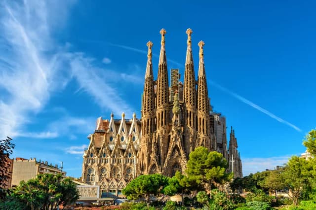 City break in luna noiembrie la Barcelona de la doar 330 euro/pers. Zbor din Iasi!