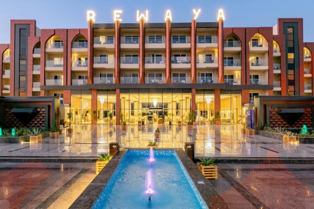 HURGHADA, AVION DIN BUCURESTI, LA HOTEL REWAYA MAJESTIC RESORT 5*, LA TARIFUL DE 719 EURO/PERSOANA, UAI!