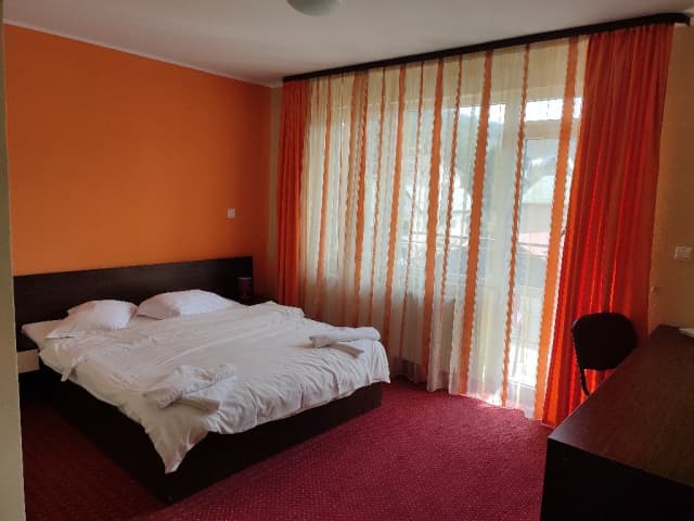 DEAL 1 DECEMBRIE BUSTENI HOTEL IRI 3* 3 NOPTI CAZARE CU DEMIPENSIUNE + CINA FESTIVA PRET 1095 LEI