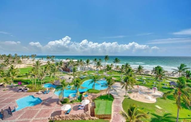 REVELION SALALAH CROWN PLAZA RESORT 5 * ALL INCLUSIVE PRET 2386 EURO PLECARE IN 27 DECEMBRIE