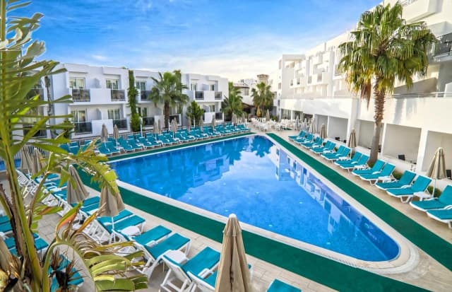 20.08 avion Bucuresti, Turcia - Regiunea Marea Egee Bodrum, Club Shark Hotel 704 EURO, 7 nopti, All inclusive