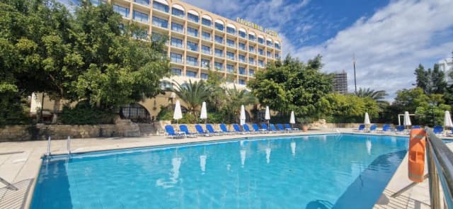 13.09 avion Bucuresti, Cipru - Zona Larnaca Limassol, Navarria Hotel 812 EURO, 7 nopti, Demipensiune inclusa