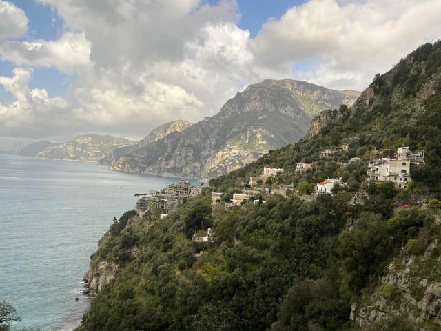 11.09 Zbor BUCURESTI, NAPOLI-COASTA AMALFITANA 715 euro /pers 7 cazari demipensiune hotel 4*, taxe aeroport si transfer incluse