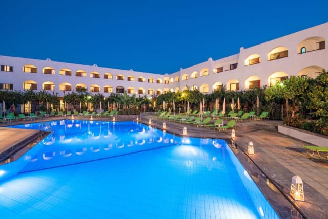 ULTIMELE LOCURI CRETA HERAKLION, AVION DIN CLUJ-NAPOCA, LA HOTEL MALIA HOLIDAYS 3*, LA TARIFUL DE 645 EURO/PERSOANA, MIC DEJUN!