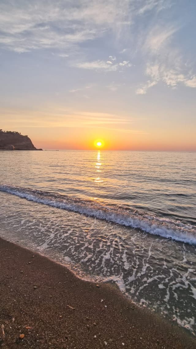 22.08 Zbor Bucuresti Grecia Lesbos Vassilis Studios 499 euro/pers, 7 nopti cazare fara masa, taxe aeroport, transfer incluse