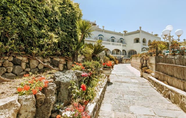 ULTIMELE LOCURI ISCHIA, AVION DIN BUCURESTI, LA HOTEL GALIDON 4*, LA TARIFUL DE 728 EURO/PERS, ALL INCLUSIVE SOFT!