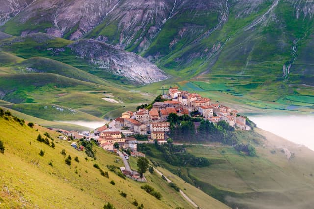 UMBRIA, SENIOR VOYAGE, AVION DIN BUCURESTI, LA HOTEL DE 4*, LA TARIFUL DE 670 EURO/PERS, DEMIPENSIUNE!